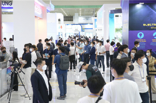 지난해 개최된 한국디스플레이 산업전시회 전경. <한국디스플레이산업협회 제공>